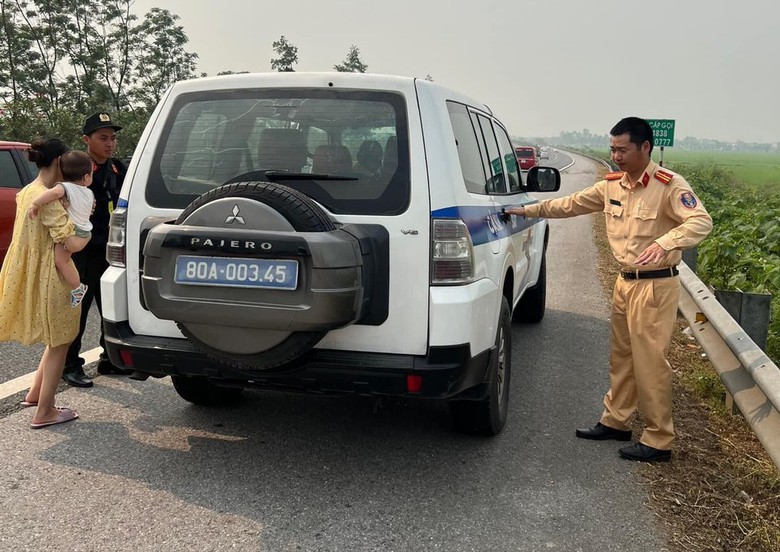 CSGT gi&uacute;p đỡ h&agrave;nh kh&aacute;ch tr&ecirc;n chiếc xe gặp sự cố giữa cao tốc- Ảnh 1.