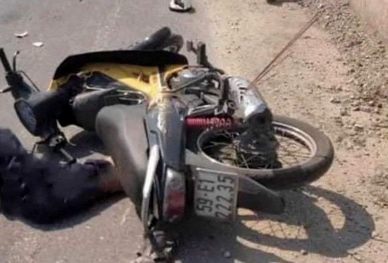 Cụ &ocirc;ng đi xe m&aacute;y tự ng&atilde; bị xe đầu k&eacute;o c&aacute;n tr&uacute;ng, tử vong tại hiện trường.