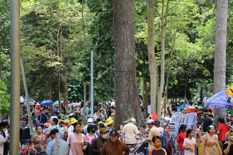 Thảo Cầm Vi&ecirc;n S&agrave;i G&ograve;n chật như n&ecirc;m những ng&agrave;y nghỉ lễ- Ảnh 6.