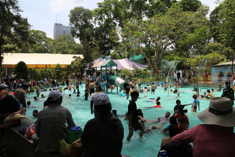 Thảo Cầm Vi&ecirc;n S&agrave;i G&ograve;n chật như n&ecirc;m những ng&agrave;y nghỉ lễ- Ảnh 12.