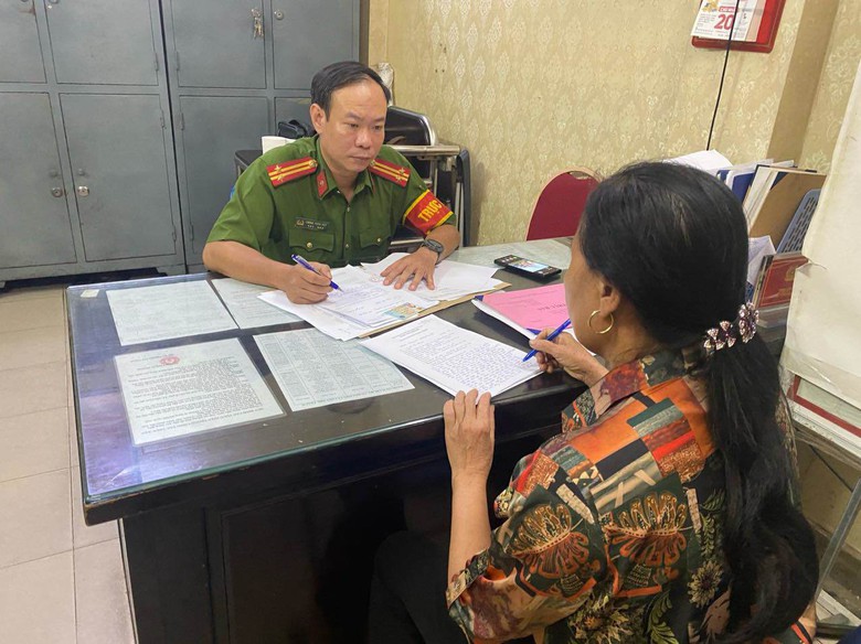 Người nghi bán 3 quả dứa giá 500 nghìn đồng đã đến trình diện công an- Ảnh 1. Người nghi bán 3 quả dứa giá 500 nghìn đồng đã đến trình diện công an- Ảnh 1.