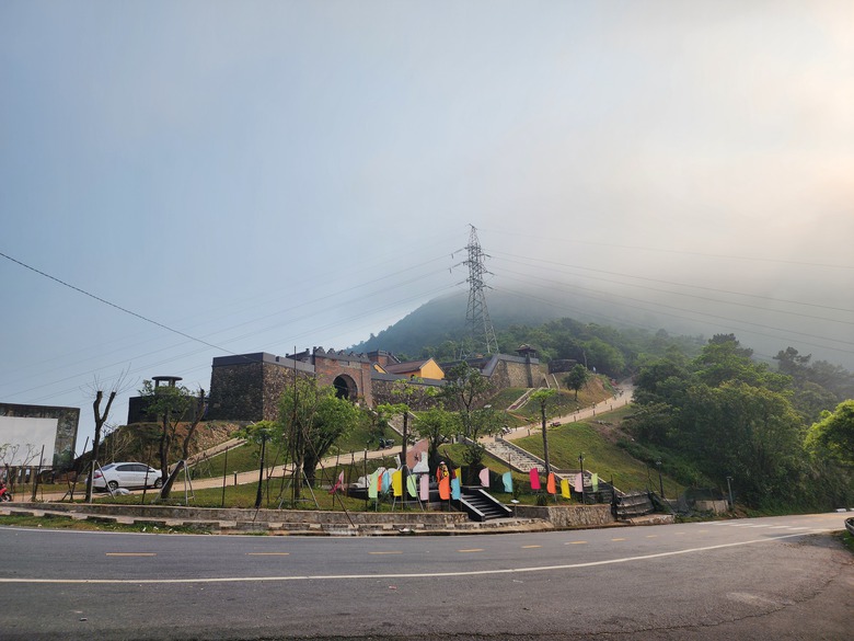 Ngắm "Thi&ecirc;n hạ đệ nhất h&ugrave;ng quan" sau khi được phục dựng- Ảnh 1.