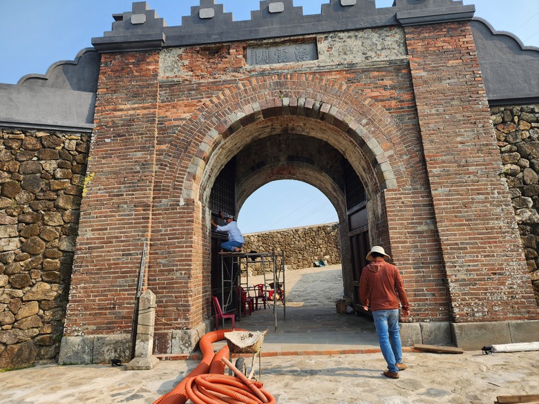 Ngắm "Thi&ecirc;n hạ đệ nhất h&ugrave;ng quan" sau khi được phục dựng- Ảnh 5.