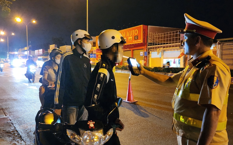 Vi phạm nồng độ cồn, t&agrave;i xế tuy&ecirc;n bố 'cho lu&ocirc;n xe'