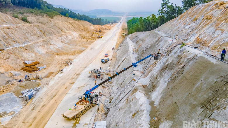 Năm 2024, kế hoạch vốn đầu tư c&ocirc;ng Bộ GTVT được giao c&oacute; thể l&ecirc;n tới 73.000 tỷ đồng- Ảnh 1.