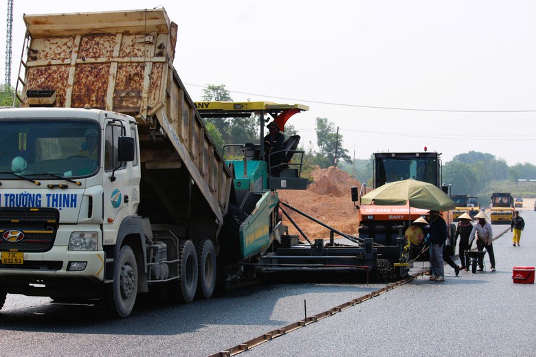 Nắng n&oacute;ng như rang kh&ocirc;ng cản được kh&iacute; thế thi c&ocirc;ng cao tốc Vạn Ninh - Cam Lộ- Ảnh 1.