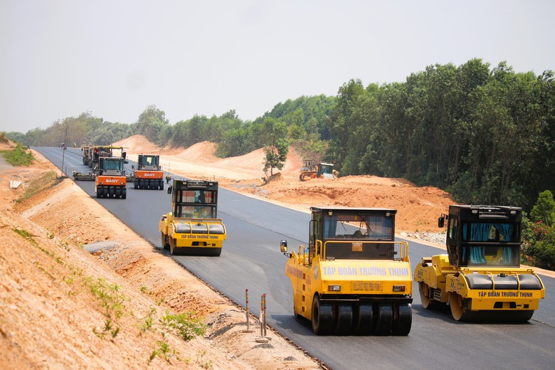 Nắng n&oacute;ng như rang kh&ocirc;ng cản được kh&iacute; thế thi c&ocirc;ng cao tốc Vạn Ninh - Cam Lộ- Ảnh 2.