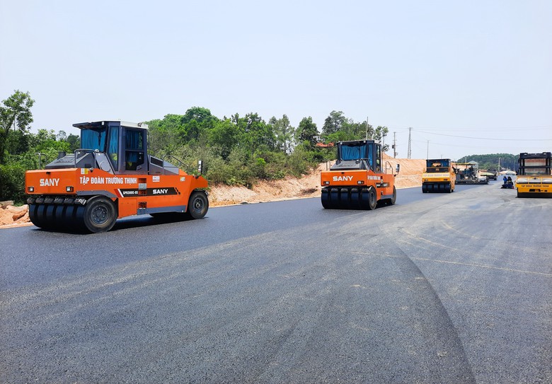 Nắng n&oacute;ng như rang kh&ocirc;ng cản được kh&iacute; thế thi c&ocirc;ng cao tốc Vạn Ninh - Cam Lộ- Ảnh 3.