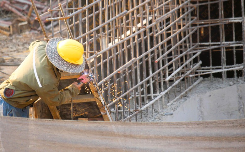 Nắng n&oacute;ng như rang kh&ocirc;ng cản được kh&iacute; thế thi c&ocirc;ng cao tốc Vạn Ninh - Cam Lộ- Ảnh 5.