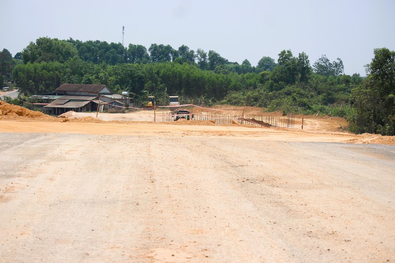 Nắng n&oacute;ng như rang kh&ocirc;ng cản được kh&iacute; thế thi c&ocirc;ng cao tốc Vạn Ninh - Cam Lộ- Ảnh 6.