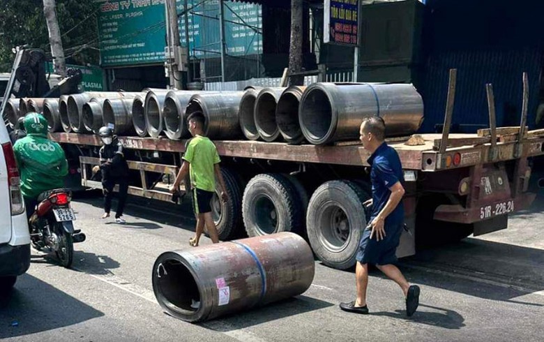 Cuộn th&eacute;p rớt xuống đường va v&agrave;o xe m&aacute;y chạy c&ugrave;ng chiều l&agrave;m 1 người bị thương.