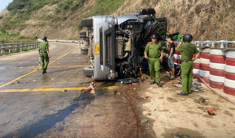 Đoạn đường xảy ra tai nạn l&agrave; đoạn đường cong, đang xuống dốc.