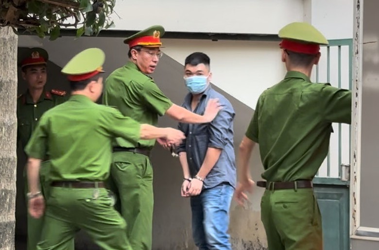 H&igrave;nh ảnh &ocirc;ng tr&ugrave;m m&ecirc; si&ecirc;u xe của đường d&acirc;y đ&aacute;nh bạc ngh&igrave;n tỷ khi ra t&ograve;a- Ảnh 2.