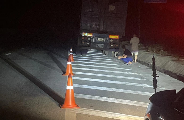 Nắng nóng khiến ô tô nổ lốp trên cao tốc Cam Lộ - La Sơn, CSGT lập đường dây nóng hỗ trợ- Ảnh 2. Nắng nóng khiến ô tô nổ lốp trên cao tốc Cam Lộ - La Sơn, CSGT lập đường dây nóng hỗ trợ- Ảnh 2.