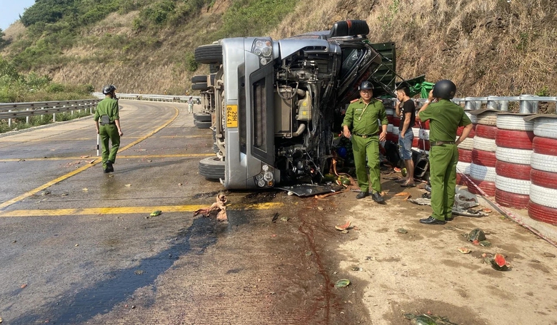 Lật xe container ở Phú Yên, tài xế bị thương nặng- Ảnh 1. Lật xe container ở Phú Yên, tài xế bị thương nặng- Ảnh 1.