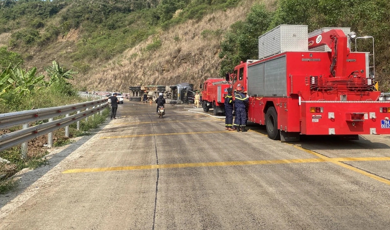 Lật xe container ở Phú Yên, tài xế bị thương nặng- Ảnh 2. Lật xe container ở Phú Yên, tài xế bị thương nặng- Ảnh 2.