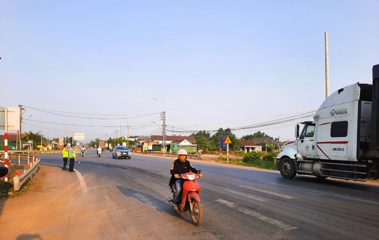 Tăng chốt ph&acirc;n luồng xe kh&aacute;ch tr&ecirc;n 30 chỗ, xe tải nặng kh&ocirc;ng v&agrave;o cao tốc Cam Lộ - La Sơn- Ảnh 3.