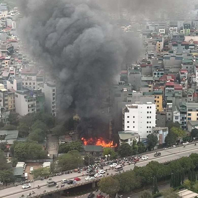B&atilde;i tập kết phế liệu nằm giữa khu d&acirc;n cư ch&aacute;y lớn, điều xe cứu thương tới hiện trường - Ảnh 1.