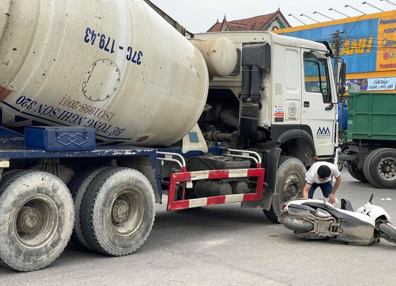 Vụ tai nạn giữa xe bồn với xe m&aacute;y khiến chị D tử vong thương t&acirc;m.