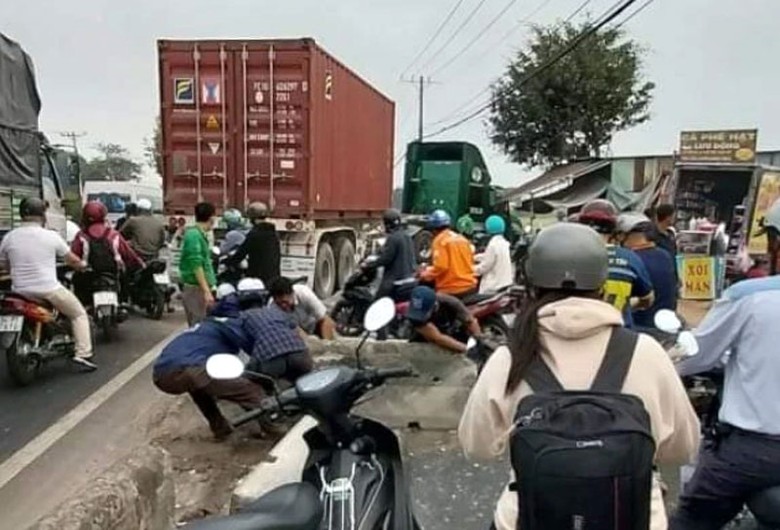 Hiện trường vụ tai nạn khiến 3 người trọng thương.