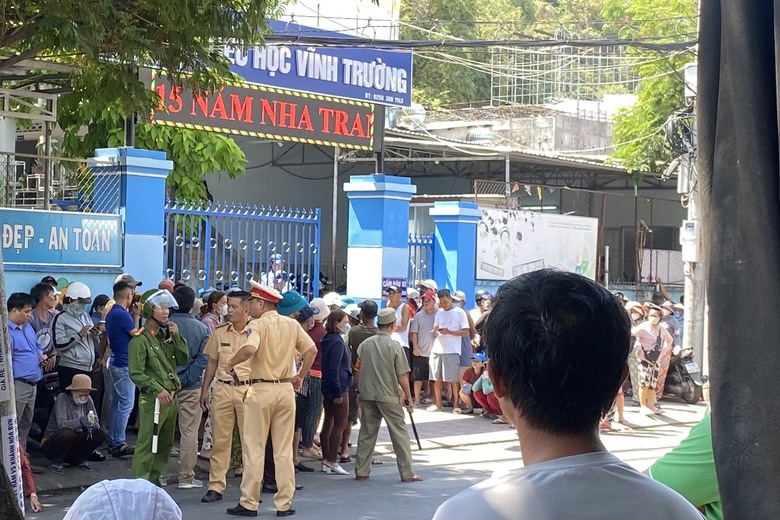 Học sinh lớp 5 tử vong nghi ngộ độc: Thêm nhiều em đau bụng, nôn ói- Ảnh 4. Học sinh lớp 5 tử vong nghi ngộ độc: Thêm nhiều em đau bụng, nôn ói- Ảnh 4.