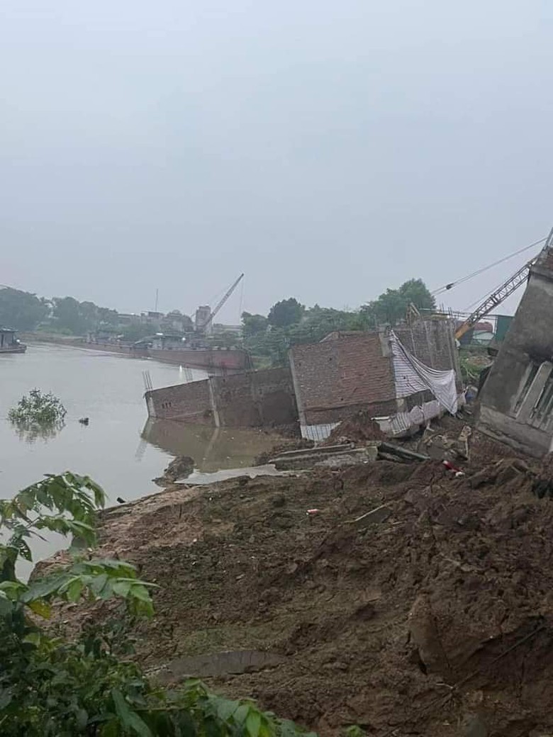 Th&ecirc;m nhiều ng&ocirc;i nh&agrave; bị sạt lở xuống s&ocirc;ng Cầu - Ảnh 2.
