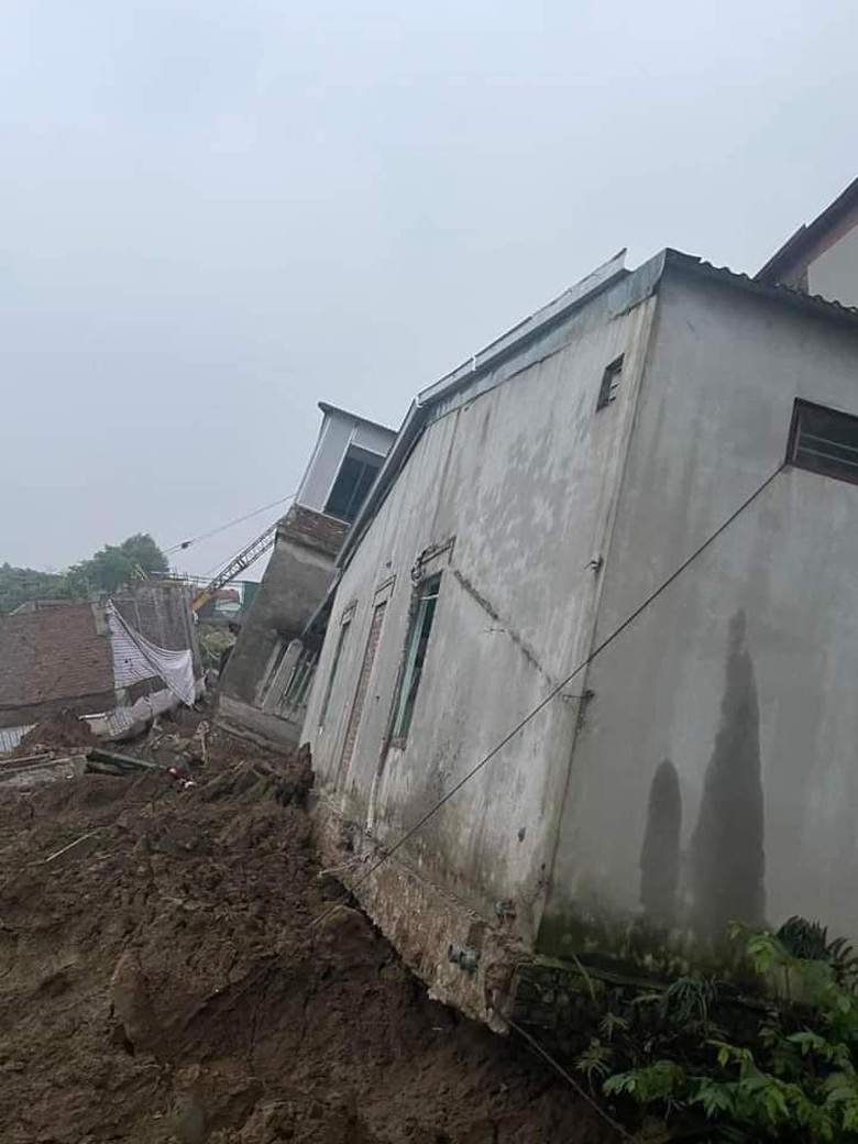 Th&ecirc;m nhiều ng&ocirc;i nh&agrave; bị sạt lở xuống s&ocirc;ng Cầu - Ảnh 4.