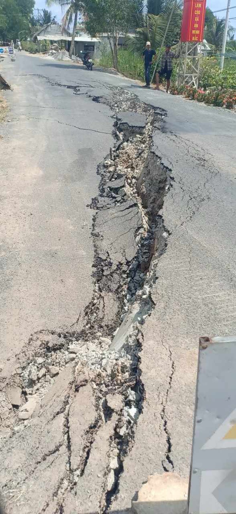 Sạt lở, sụt l&uacute;n đường ở Ki&ecirc;n Giang g&acirc;y thiệt hại hơn 88 tỷ đồng- Ảnh 2.