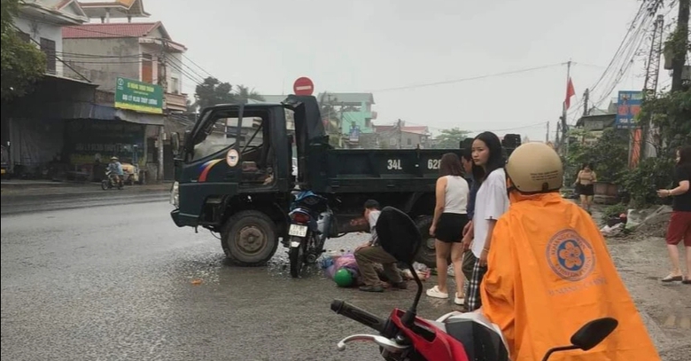 Nữ t&agrave;i xế tử vong sau khi xe m&aacute;y t&ocirc;ng &ocirc; t&ocirc; tải từ đường nh&aacute;nh đi ra- Ảnh 1.