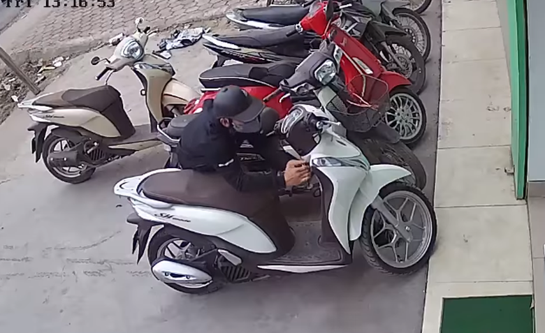 Lĩnh &aacute;n 42 th&aacute;ng t&ugrave; v&igrave; lấy trộm chiếc xe m&aacute;y để r&igrave;a đường- Ảnh 1.
