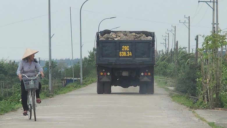 Nam Định: Loạt bến b&atilde;i tr&aacute;i ph&eacute;p bủa v&acirc;y, xe nghi qu&aacute; tải tung ho&agrave;nh đ&ecirc; Hữu Hồng- Ảnh 2.