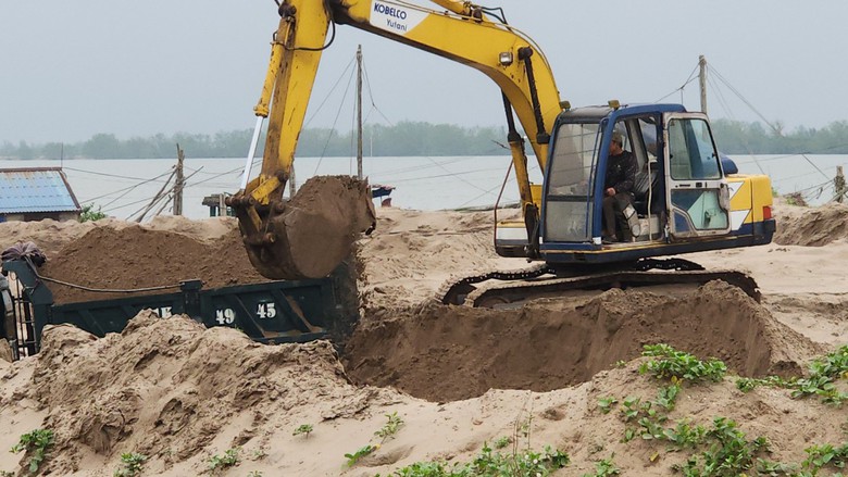 Nam Định: Loạt bến b&atilde;i tr&aacute;i ph&eacute;p bủa v&acirc;y, xe nghi qu&aacute; tải tung ho&agrave;nh đ&ecirc; Hữu Hồng- Ảnh 7.