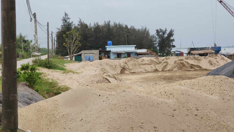 Nam Định: Loạt bến b&atilde;i tr&aacute;i ph&eacute;p bủa v&acirc;y, xe nghi qu&aacute; tải tung ho&agrave;nh đ&ecirc; Hữu Hồng- Ảnh 5.