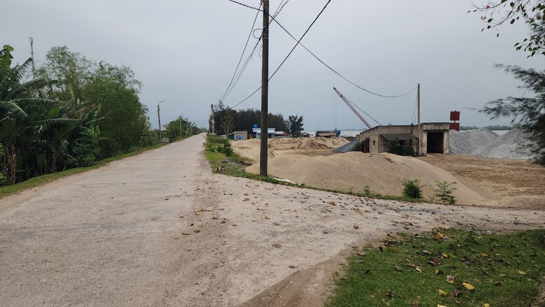 Nam Định: Loạt bến b&atilde;i tr&aacute;i ph&eacute;p bủa v&acirc;y, xe nghi qu&aacute; tải tung ho&agrave;nh đ&ecirc; Hữu Hồng- Ảnh 4.