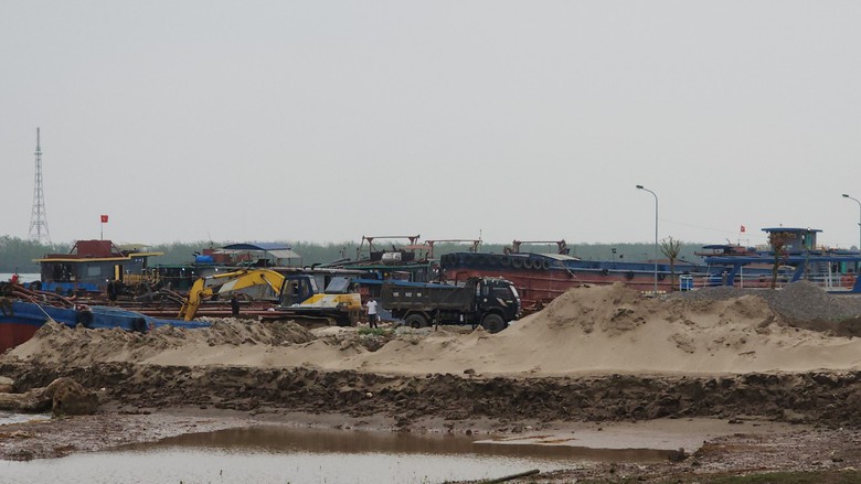 Nam Định: Loạt bến b&atilde;i tr&aacute;i ph&eacute;p bủa v&acirc;y, xe nghi qu&aacute; tải tung ho&agrave;nh đ&ecirc; Hữu Hồng- Ảnh 1.