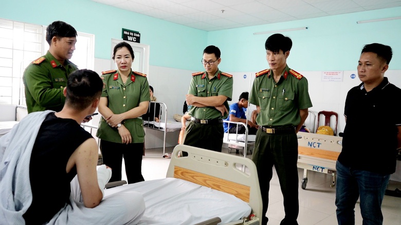 Bắt đối tượng vận chuyển ma tu&yacute;, thượng u&yacute; c&ocirc;ng an bị ch&eacute;m - Ảnh 1.