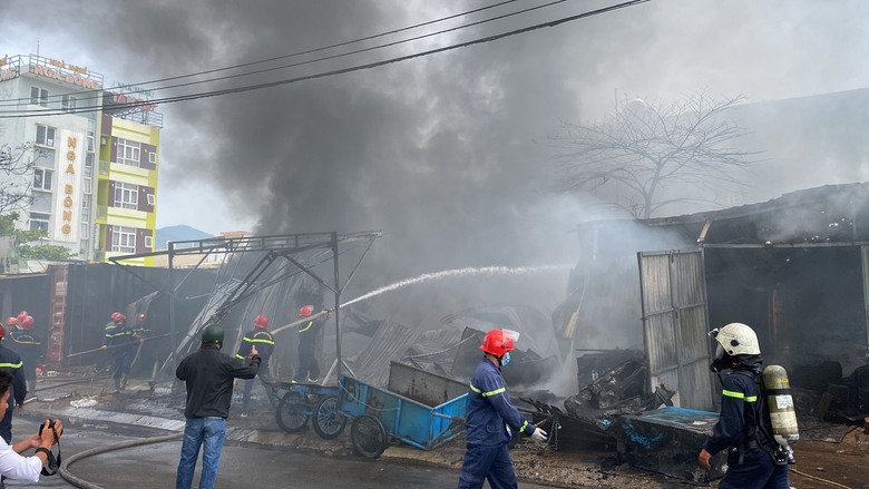 Ch&aacute;y nh&agrave; kho cạnh &acirc;u thuyền lớn nhất miền Trung- Ảnh 2.