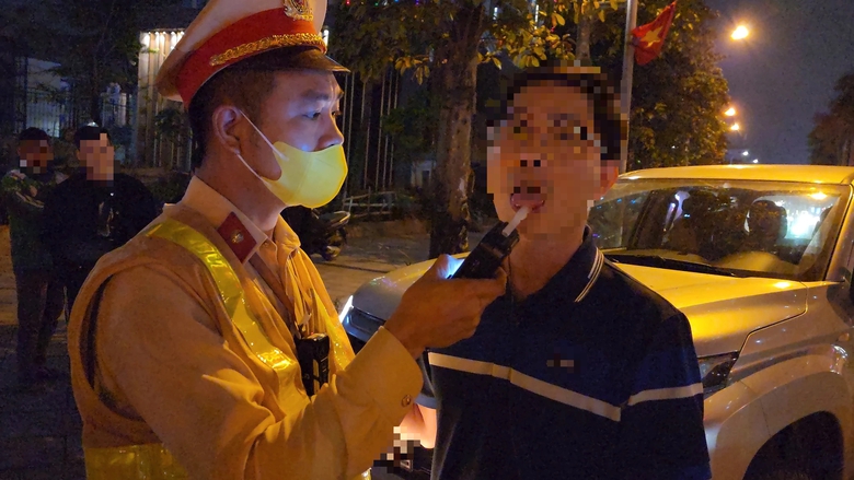 T&agrave;i xế tung đủ chi&ecirc;u vẫn kh&ocirc;ng tho&aacute;t lỗi vi phạm nồng độ cồn- Ảnh 10.