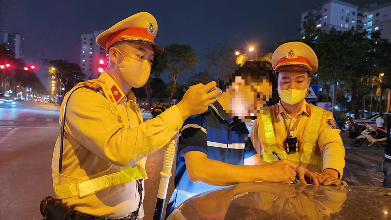 T&agrave;i xế tung đủ chi&ecirc;u vẫn kh&ocirc;ng tho&aacute;t lỗi vi phạm nồng độ cồn- Ảnh 12.