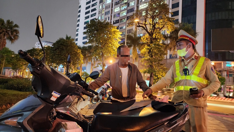T&agrave;i xế tung đủ chi&ecirc;u vẫn kh&ocirc;ng tho&aacute;t lỗi vi phạm nồng độ cồn- Ảnh 3.