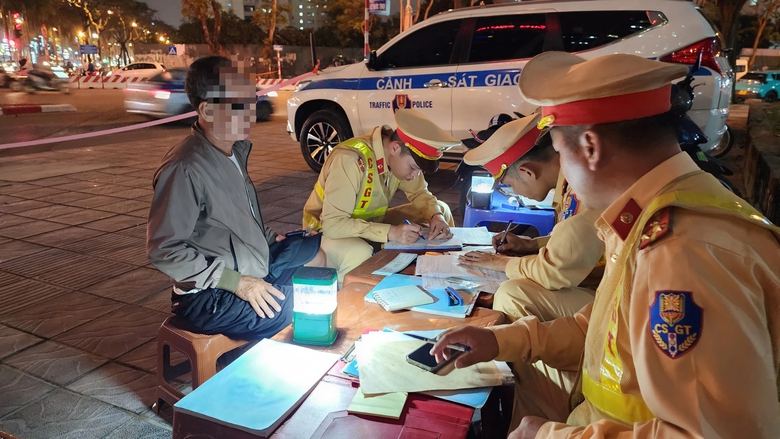 T&agrave;i xế tung đủ chi&ecirc;u vẫn kh&ocirc;ng tho&aacute;t lỗi vi phạm nồng độ cồn- Ảnh 4.