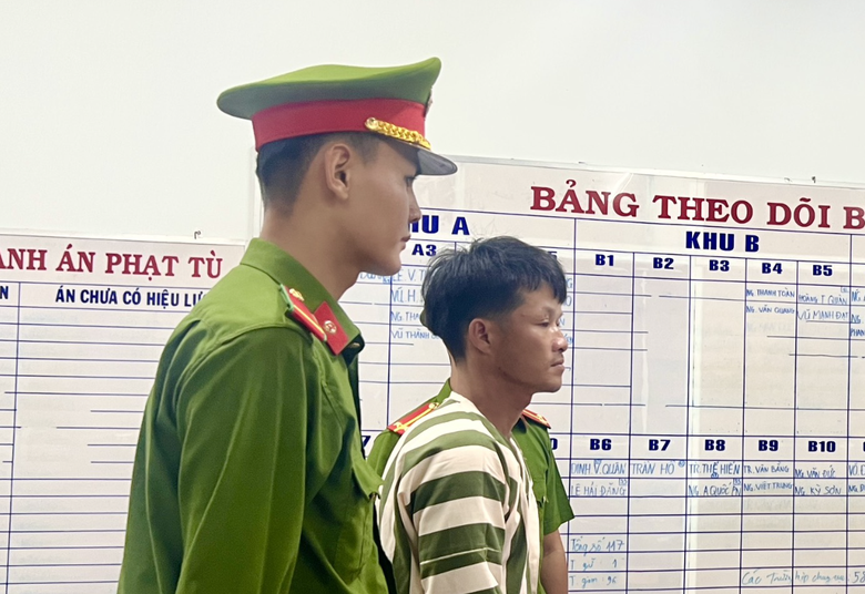 Ném đá, cầm dao uy hiếp cảnh sát giao thông, một thanh niên bị khởi tố- Ảnh 1. Ném đá, cầm dao uy hiếp cảnh sát giao thông, một thanh niên bị khởi tố- Ảnh 1.