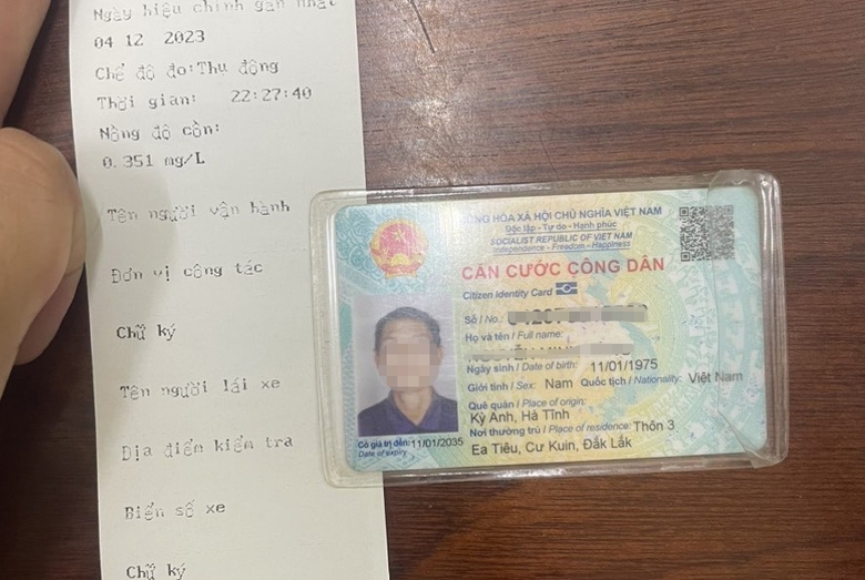 Người đ&agrave;n &ocirc;ng hung hăng đấm, đ&aacute;nh CSGT khi bị đo nồng độ cồn- Ảnh 1.