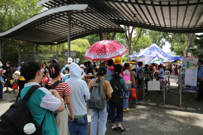 Thảo Cầm Vi&ecirc;n S&agrave;i G&ograve;n chật như n&ecirc;m những ng&agrave;y nghỉ lễ- Ảnh 3.