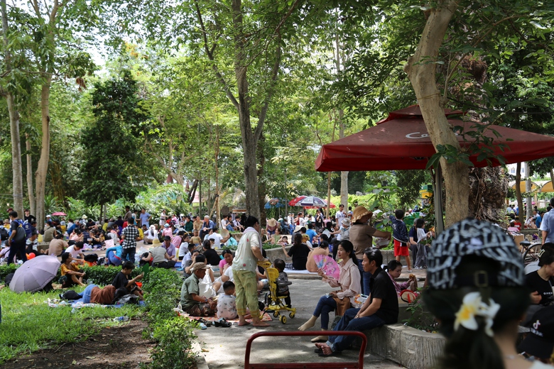 Thảo Cầm Vi&ecirc;n S&agrave;i G&ograve;n chật như n&ecirc;m những ng&agrave;y nghỉ lễ- Ảnh 8.