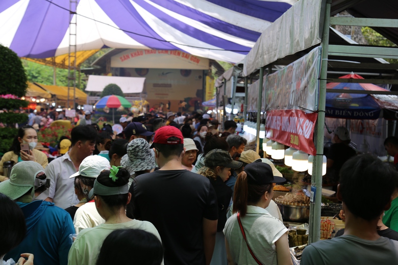 Thảo Cầm Vi&ecirc;n S&agrave;i G&ograve;n chật như n&ecirc;m những ng&agrave;y nghỉ lễ- Ảnh 4.