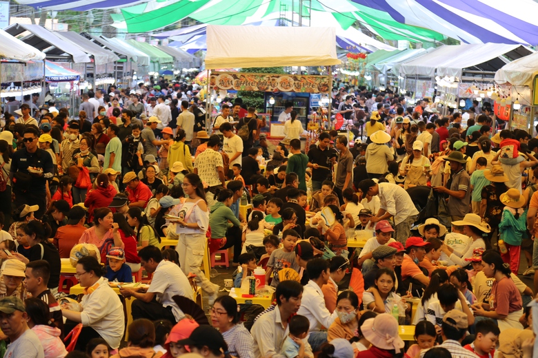 Thảo Cầm Vi&ecirc;n S&agrave;i G&ograve;n chật như n&ecirc;m những ng&agrave;y nghỉ lễ- Ảnh 5.