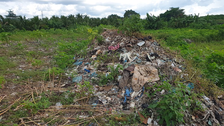 Cận cảnh b&atilde;i r&aacute;c khổng lồ chắn cao tốc Cần Thơ - C&agrave; Mau sắp được di dời- Ảnh 1.