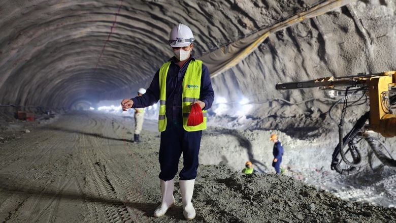 Tỉ mẩn từng mũi nổ m&igrave;n c&ugrave;ng những thợ l&agrave;m hầm cao tốc Quảng Ng&atilde;i- Ảnh 11.