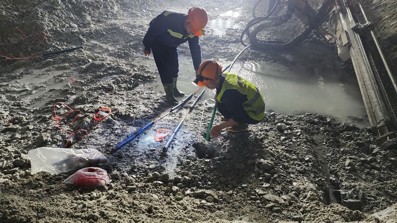 Tỉ mẩn từng mũi nổ m&igrave;n c&ugrave;ng những thợ l&agrave;m hầm cao tốc Quảng Ng&atilde;i- Ảnh 13.